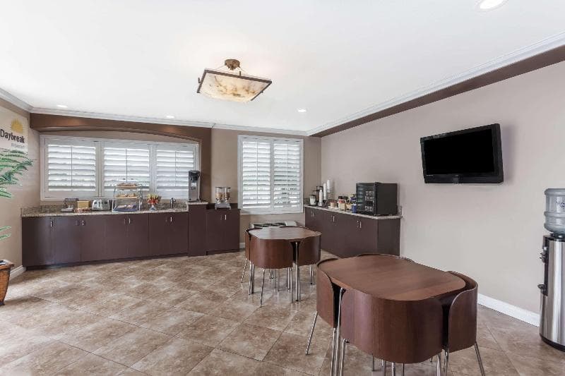 Days Inn & Suites 2