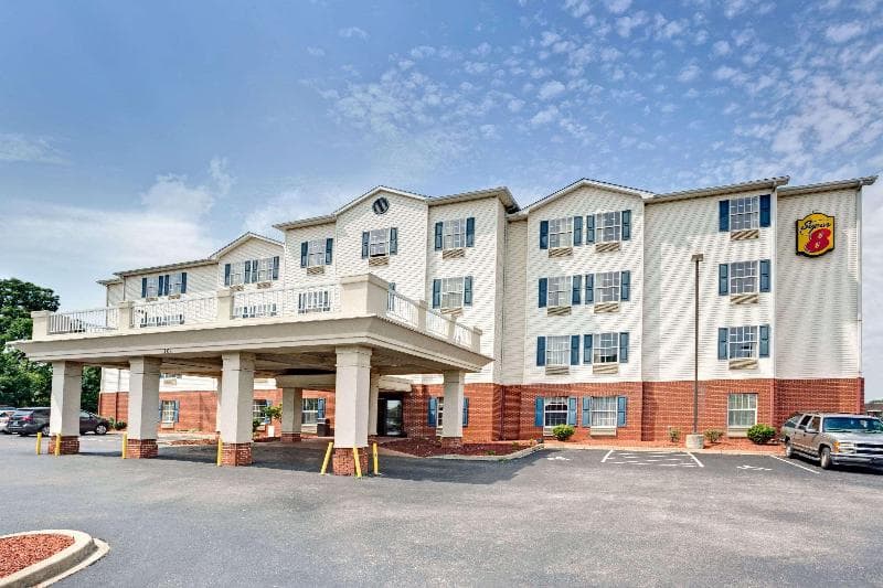 Super 8 by Wyndham Louisville/Expo Center 4