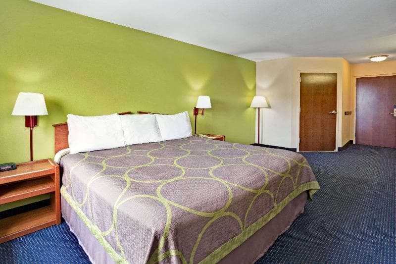 Super 8 by Wyndham Louisville/Expo Center photo 1