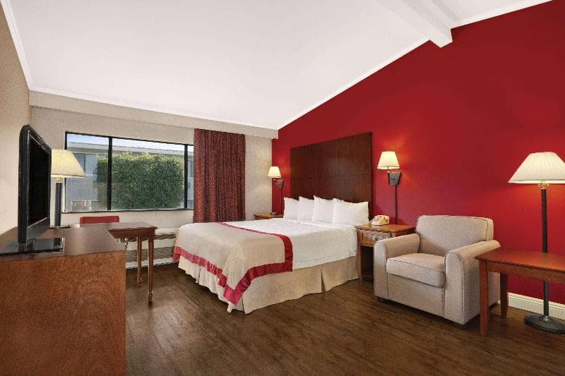 Ramada by Wyndham Torrance 5