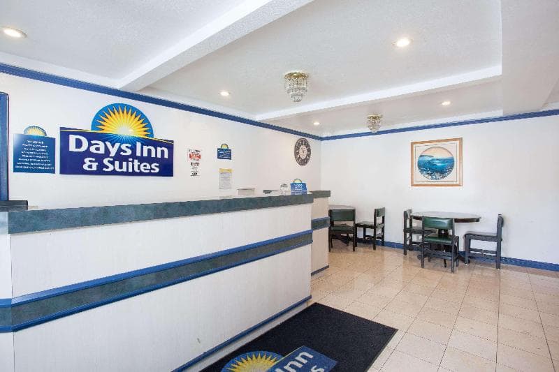 Days Inn By Wyndham Orange Anaheim 3