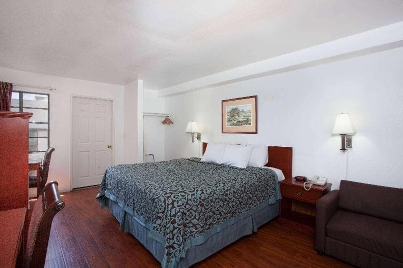 Days Inn By Wyndham Orange Anaheim 2