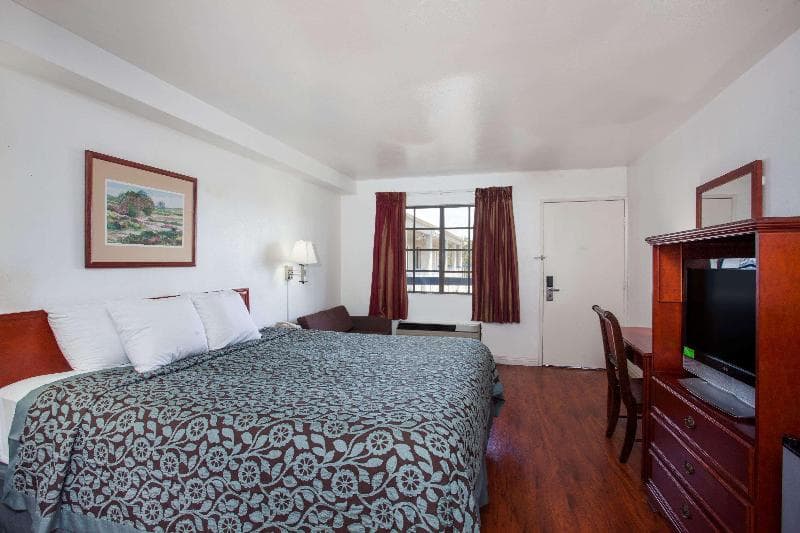 Days Inn By Wyndham Orange Anaheim 5