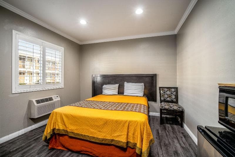 Regency Inn Suites 5