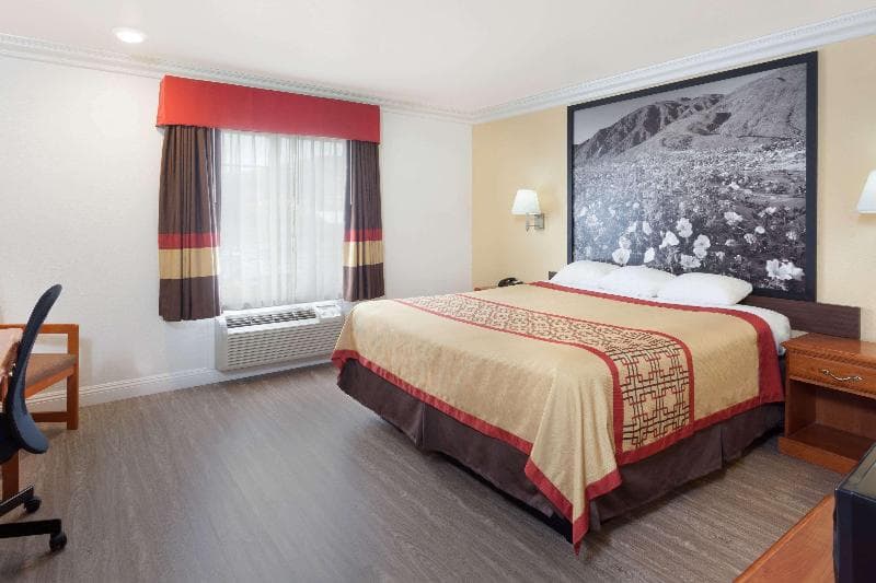 Super 8 by Wyndham Santa Clarita/Valencia photo 1