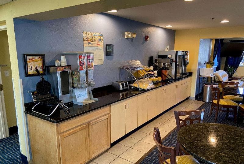 Days Inn & Suites By Wyndham Pryor 3