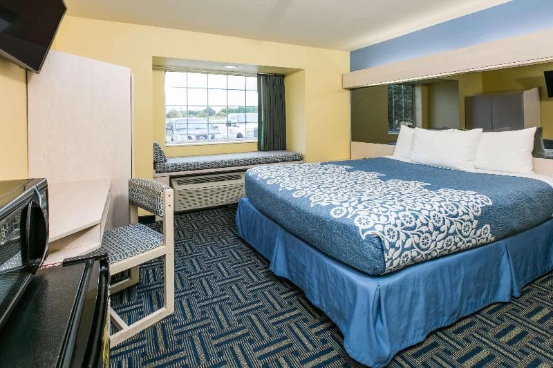 Days Inn & Suites By Wyndham Pryor photo 1