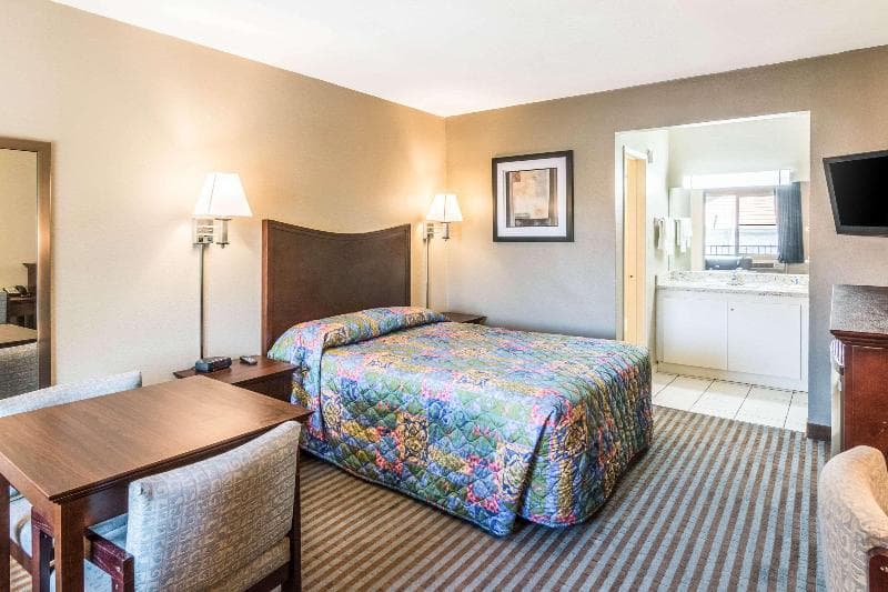 Rodeway Inn Regalodge 3