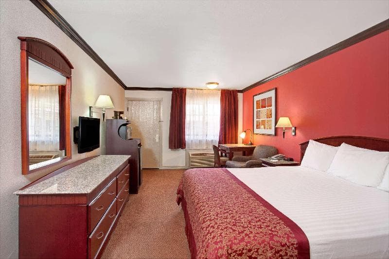 Ramada by Wyndham Pasadena 2
