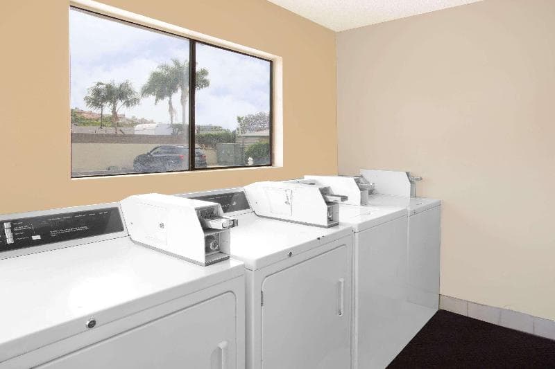 Travelodge By Wyndham Costa Mesa Newport Beach 4