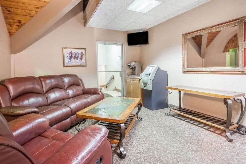 Days Inn & Suites By Wyndham Lexington 3