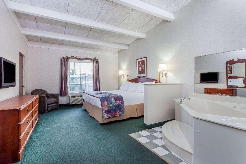 Days Inn & Suites By Wyndham Lexington 5