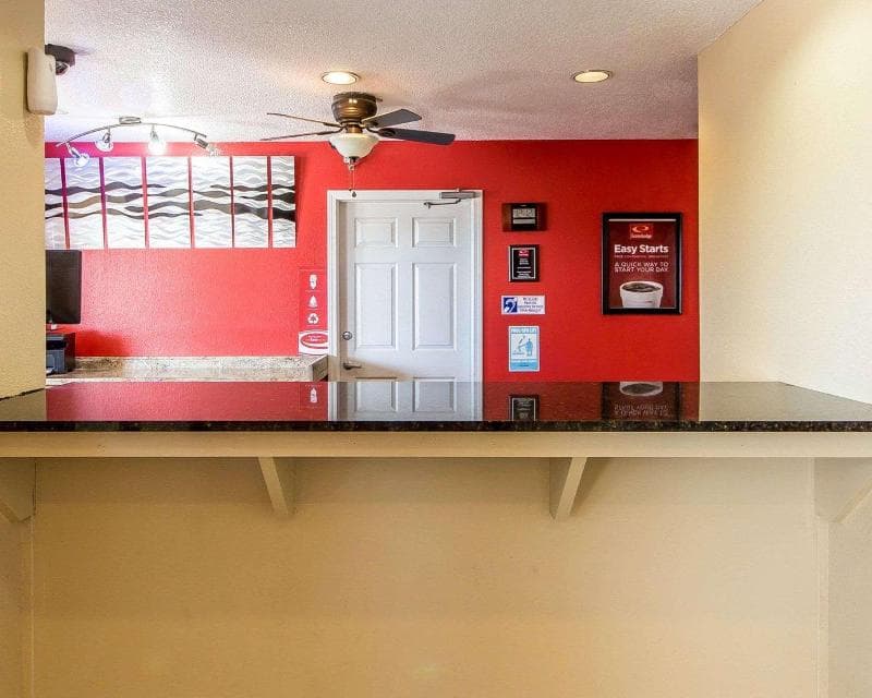 Econo Lodge 3