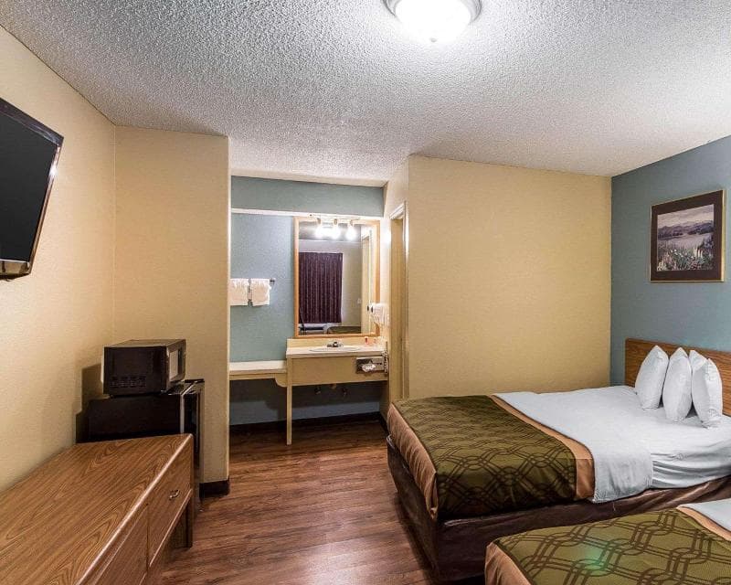 Econo Lodge 2