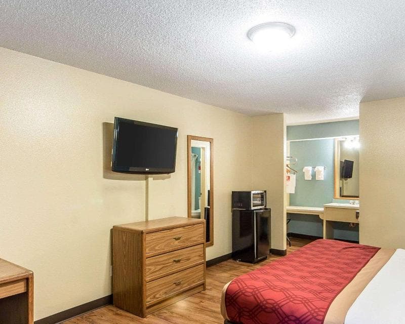 Econo Lodge 5