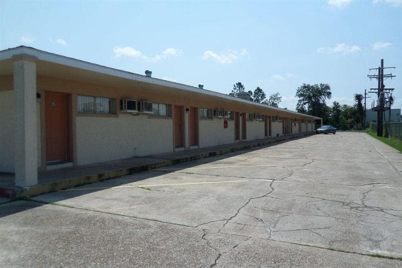 Deluxe Inn Motel main