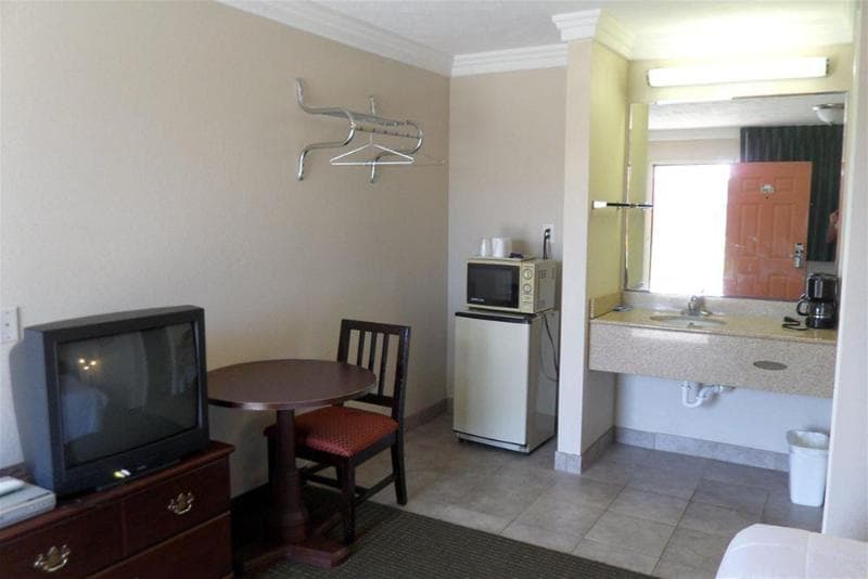 Deluxe Inn Motel 3