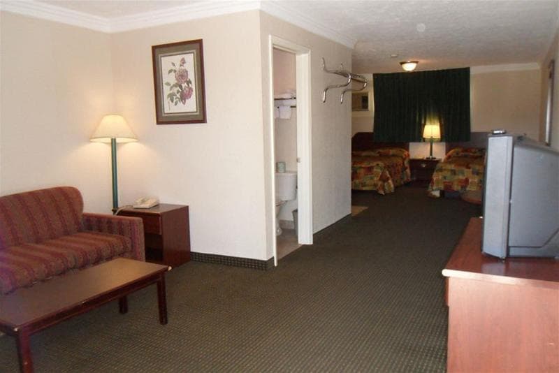 Deluxe Inn Motel 4