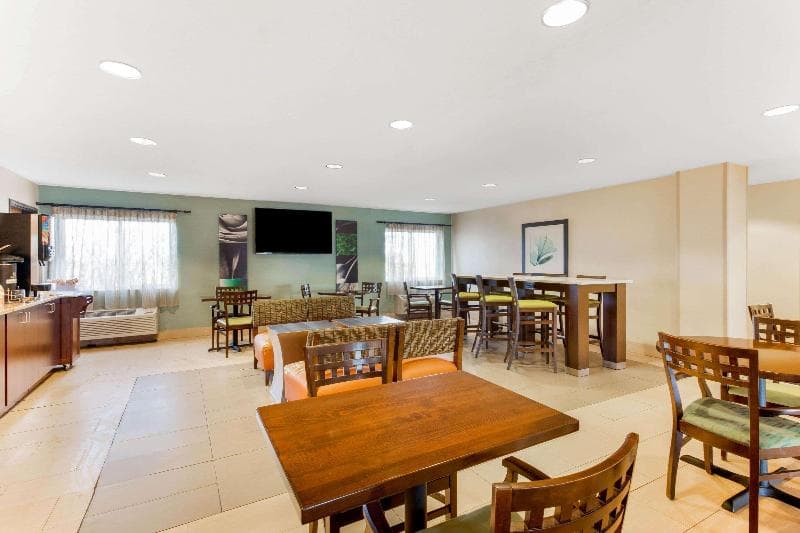 La Quinta Inn & Suites by Wyndham Frankfort 3