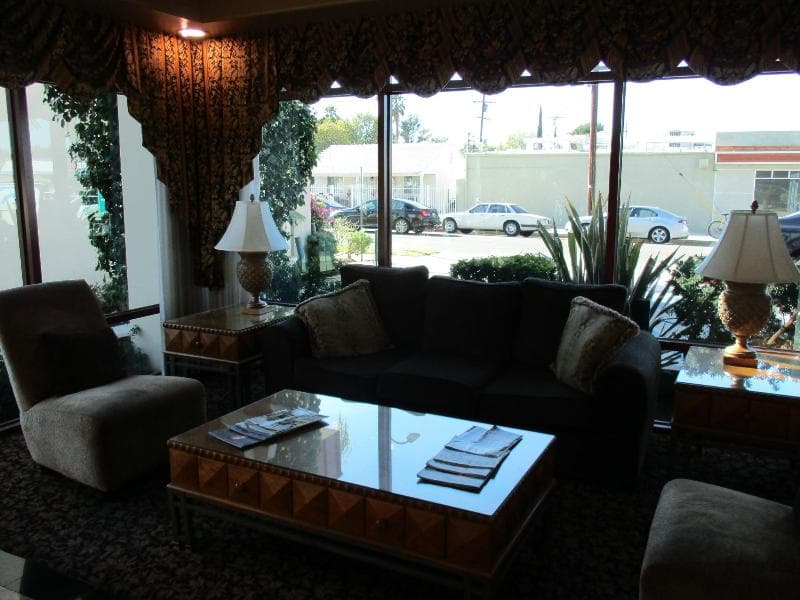 Tarzana Inn 5
