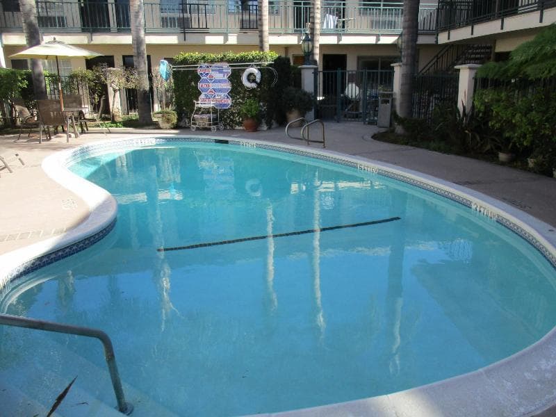 Tarzana Inn 3
