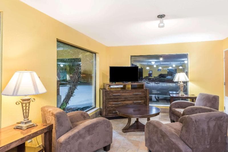 Days Inn by Wyndham Sulphur 4
