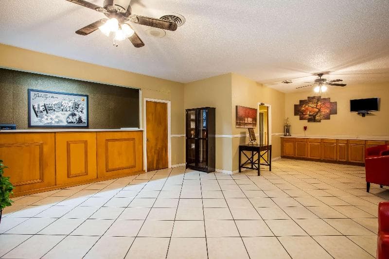 Super 8 By Wyndham Lake City 4
