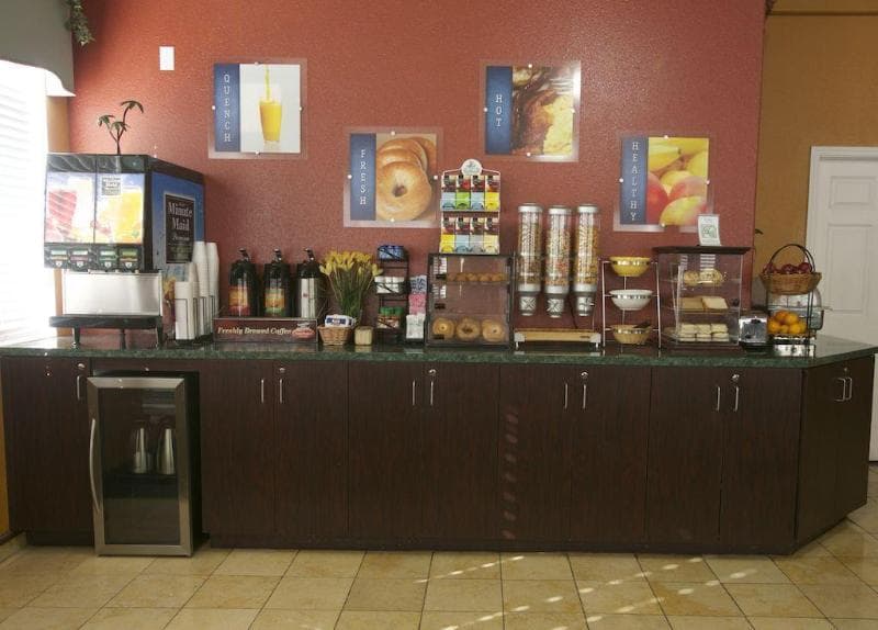 Comfort Inn & Suites 4