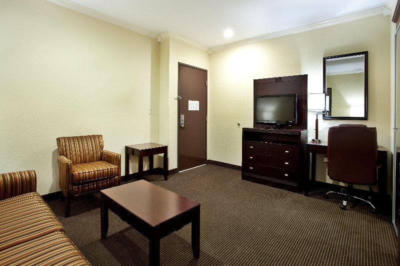 Wyndham Lake Charles 5