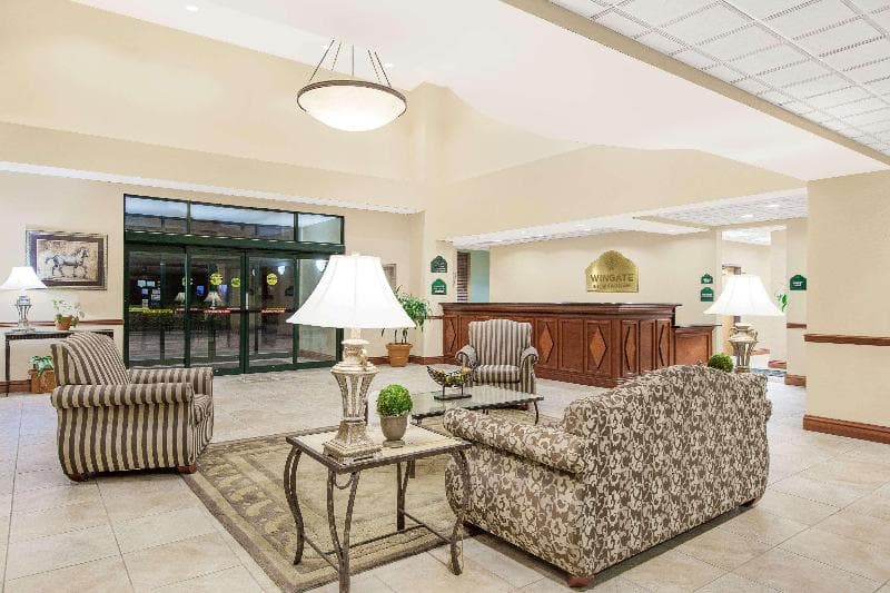 Wingate by Wyndham Lafayette Airport 4