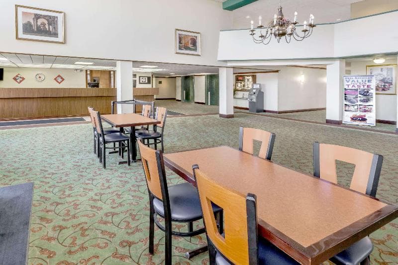 Ramada By Wyndham Lansing Hotel & Conference Center 4