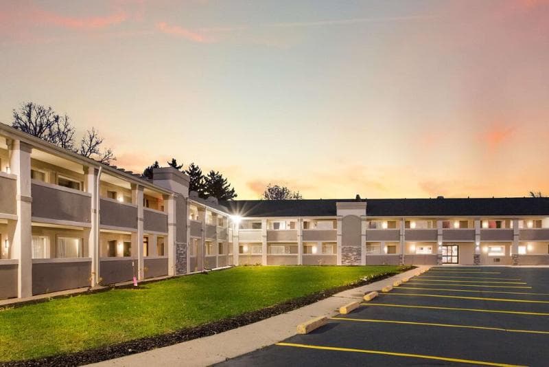 Clarion Pointe East Lansing University Area 5