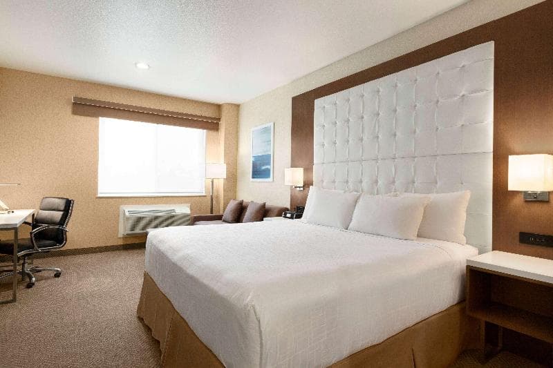 Wyndham Anaheim 4