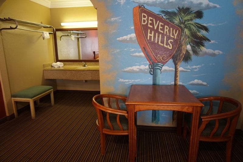 Hollywood Inn Express North 4