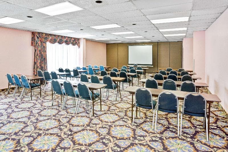 Days Inn & Suites By Wyndham Fullerton 4