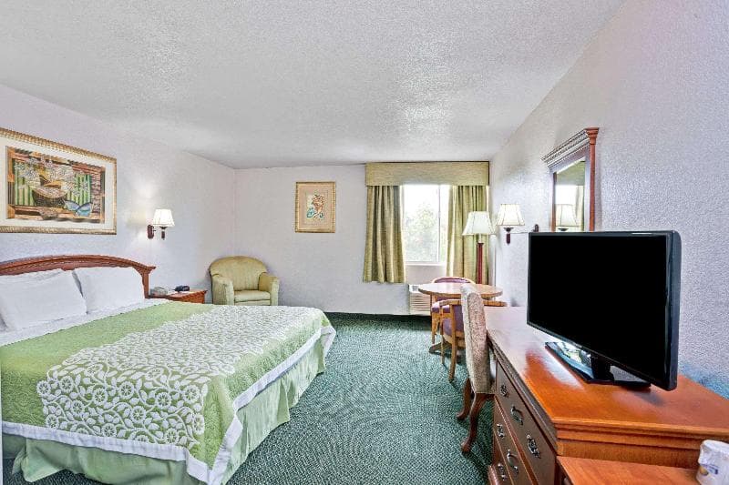 Days Inn & Suites By Wyndham Fullerton photo 1