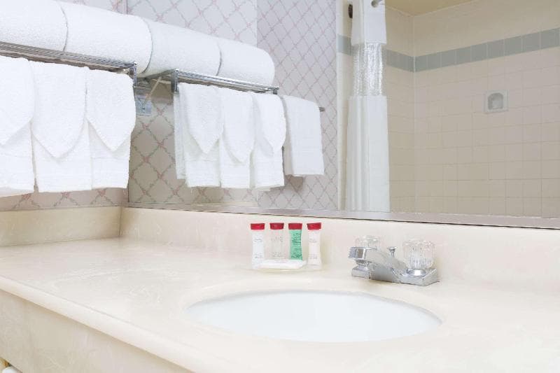 Ramada by Wyndham Hawthorne/LAX 5