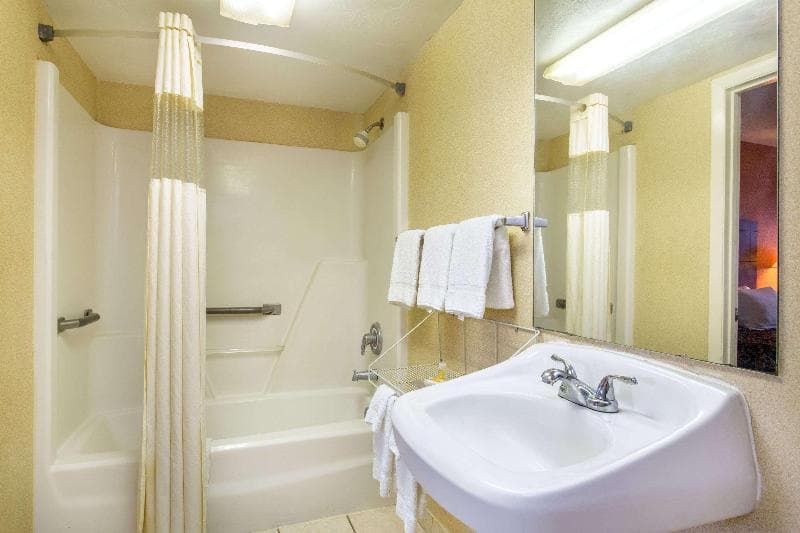 Days Inn by Wyndham Lake City I-10 4