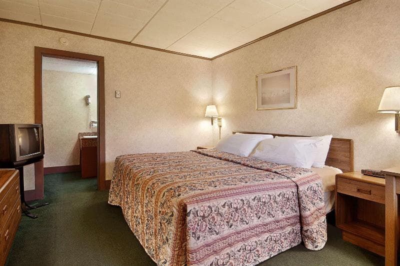 Days Inn By Wyndham Lewisburg photo 1