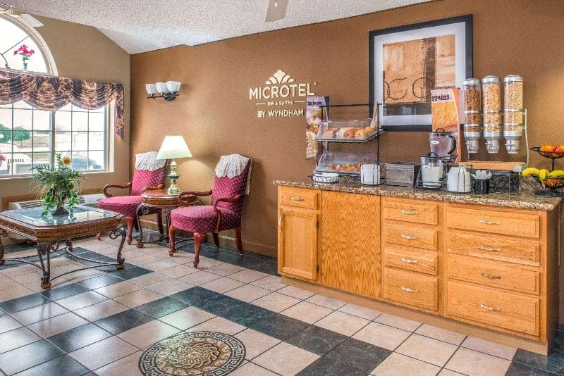 Microtel Inn & Suites by Wyndham Lincoln 4