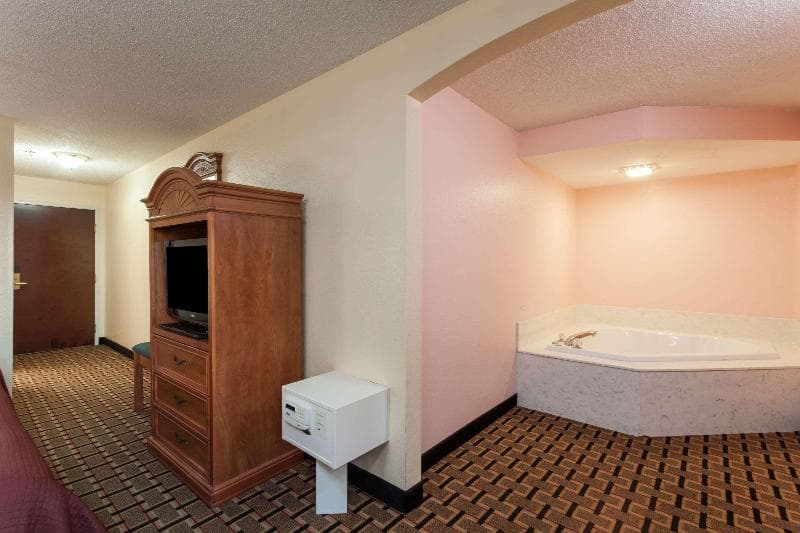 Howard Johnson By Wyndham Airport 3