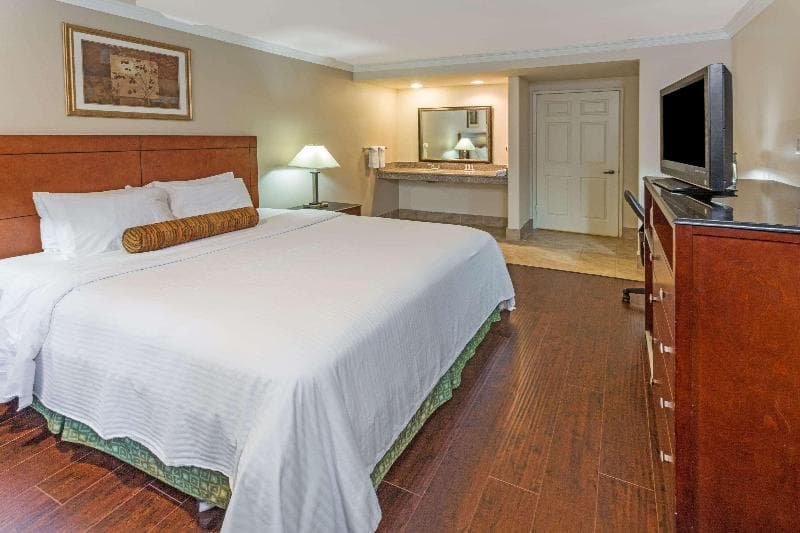 Howard Johnson by Wyndham Pasadena 5