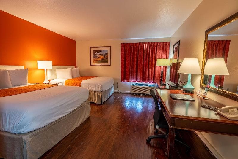 Howard Johnson by Wyndham Buena Park 5