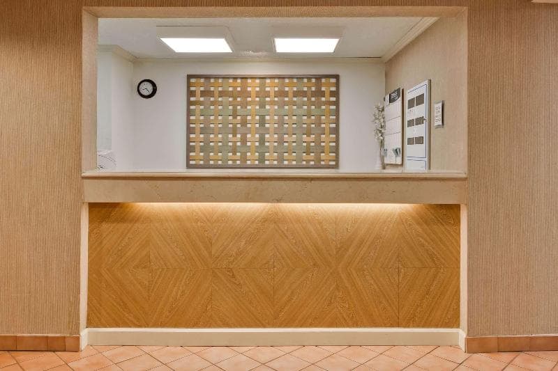 La Quinta Inn & Suites by Wyndham Lakeland East 5