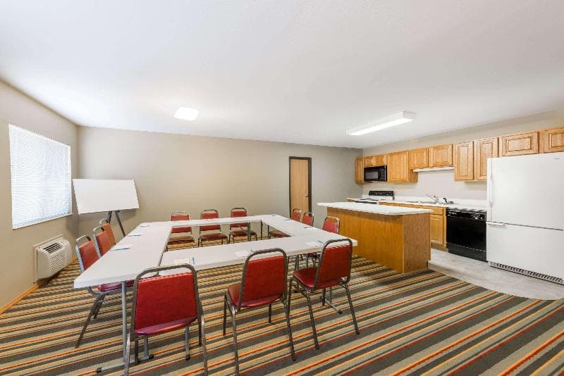 Super 8 By Wyndham Chanute 1