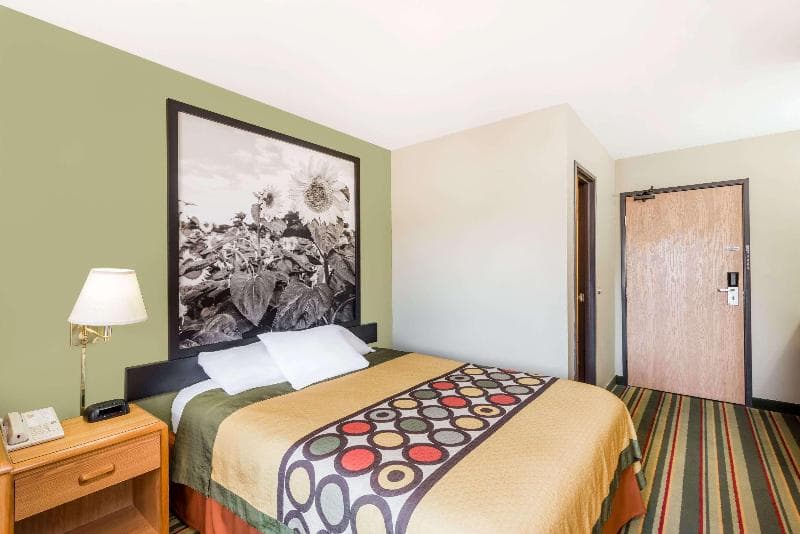 Super 8 By Wyndham Chanute 3