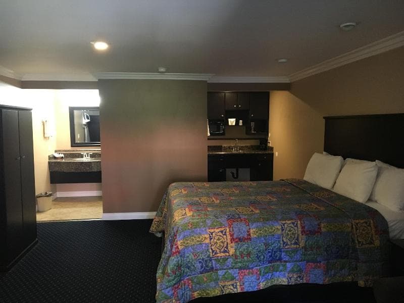 Garden Inn And Suites 3