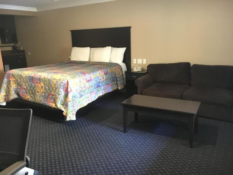 Garden Inn And Suites 5