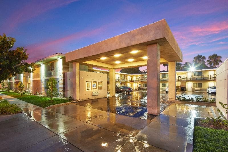 Eden Roc Inn And Suites photo 1