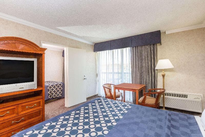 Days Inn by Wyndham Los Angeles LAX/Venice Bch/Marina delRay 5